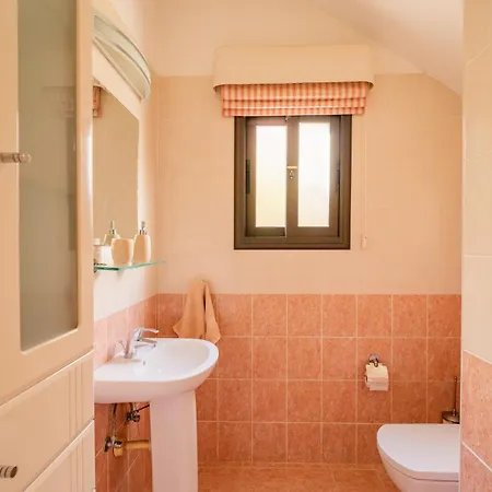 Villa Pontus - Stunning Views & Privacy In Beautiful Garden With Pool & Hot Tub Kouklia