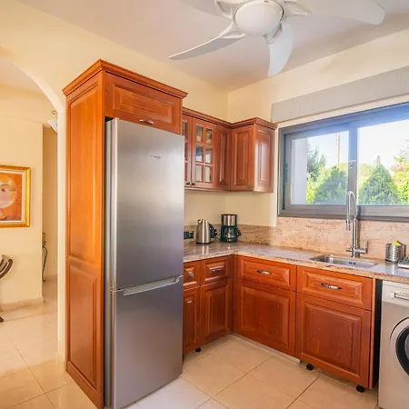Pontus - Stunning Views & Privacy In Beautiful Garden With Pool & Hot Tub Kouklia