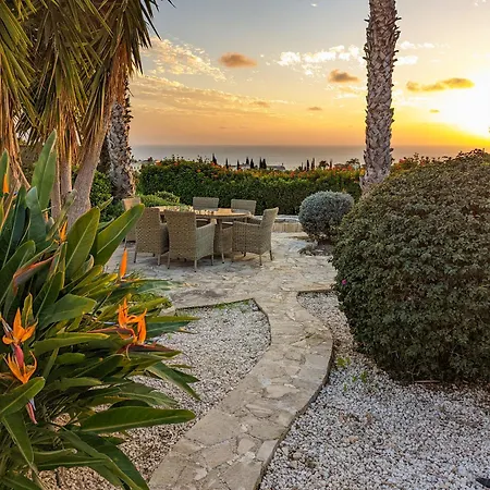 Pontus - Stunning Views & Privacy In Beautiful Garden With Pool & Hot Tub Kouklia