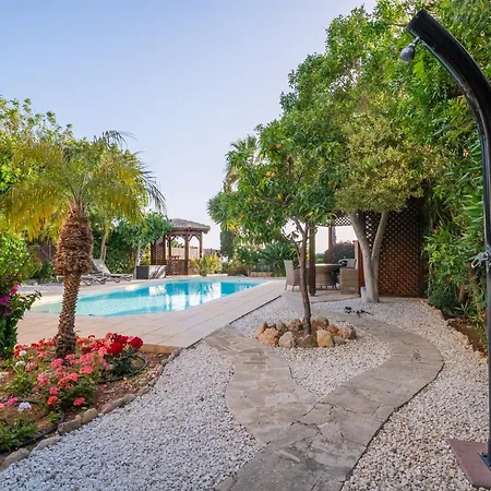 Pontus - Stunning Views & Privacy In Beautiful Garden With Pool & Hot Tub فيلة