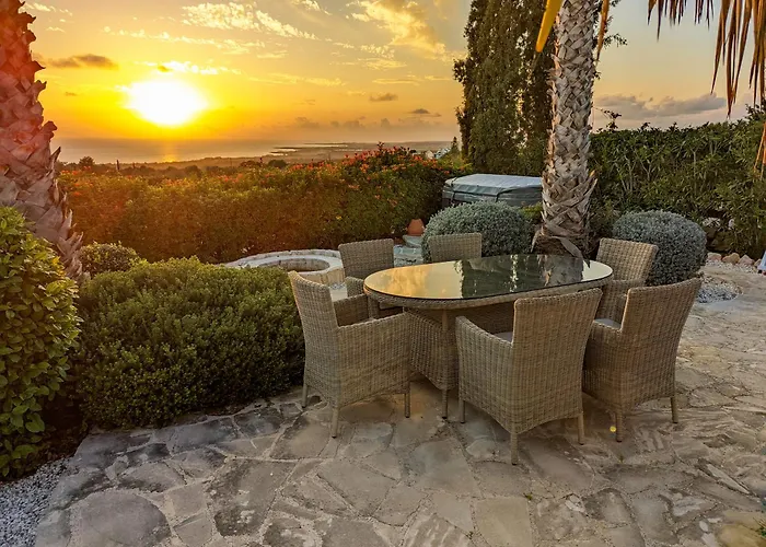 Pontus - Stunning Views & Privacy In Beautiful Garden With Pool & Hot Tub Вилла Куклия