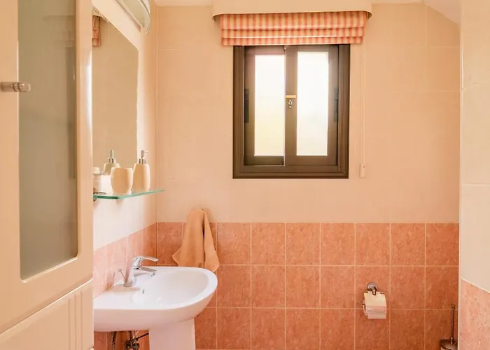 Вилла Pontus - Stunning Views & Privacy In Beautiful Garden With Pool & Hot Tub Куклия