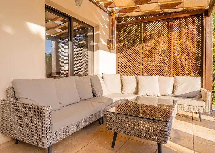 Pontus - Stunning Views & Privacy In Beautiful Garden With Pool & Hot Tub Куклия