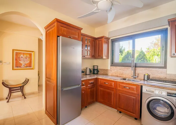 Pontus - Stunning Views & Privacy In Beautiful Garden With Pool & Hot Tub Куклия