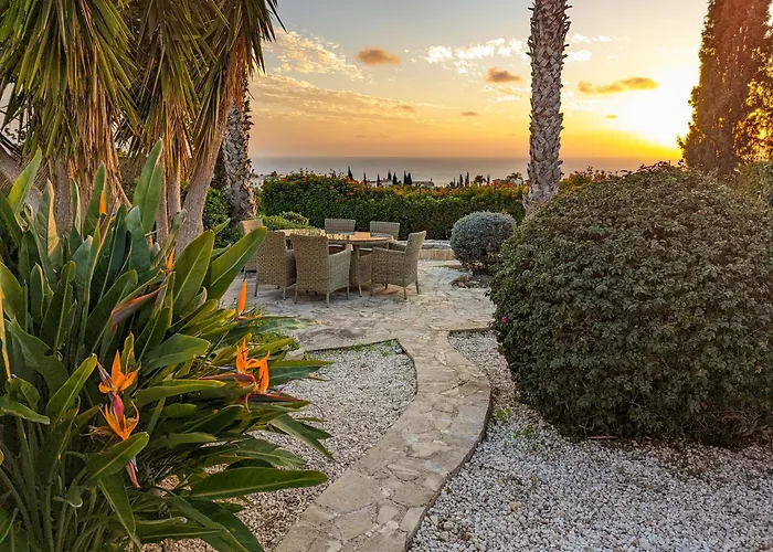 Pontus - Stunning Views & Privacy In Beautiful Garden With Pool & Hot Tub Куклия