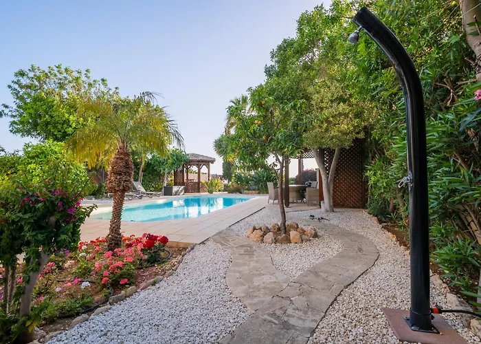 Pontus - Stunning Views & Privacy In Beautiful Garden With Pool & Hot Tub Вилла